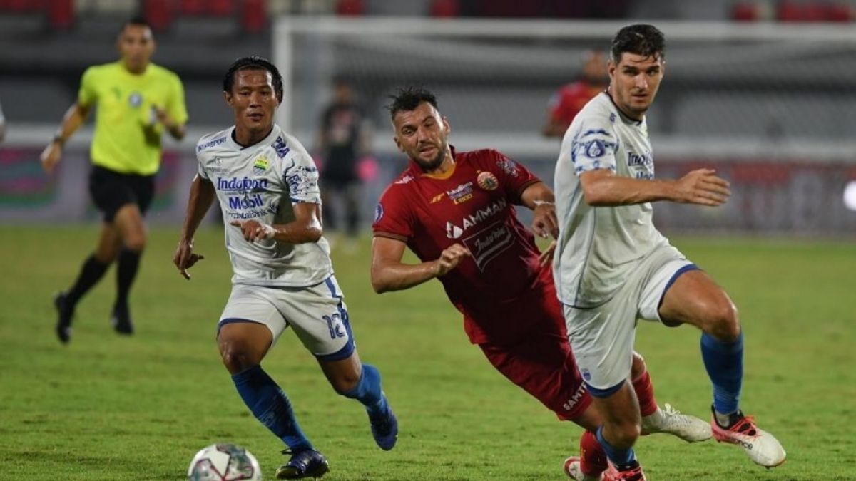 Pertandingan Persija vs Persib diumumkan untuk ditunda dalam sementara waktu. [Foto: Suara.com / ANTARA FOTO - Nyoman Budhiana]