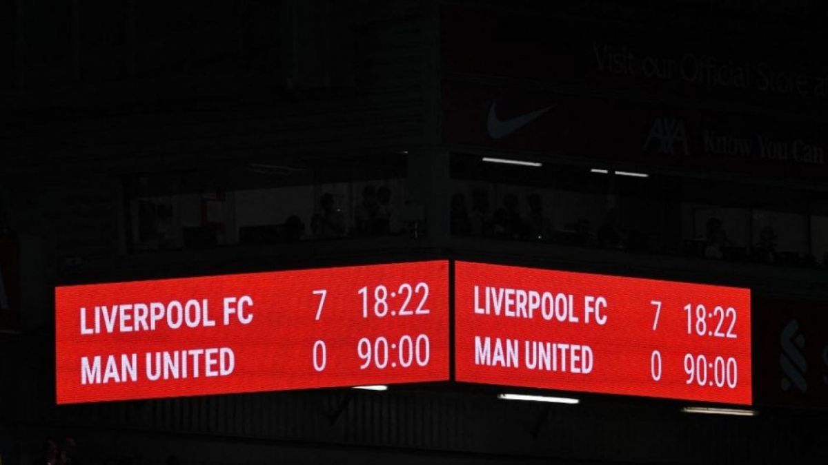 Papan skor di Stadion Anfield, Liverpool melumat habis Manchester United dengan skor 7-0. Kemenangan tersebut membuat Liverpool berada di peringkat 5. [Foto: Suara.com / PAUL ELLIS - AFP]