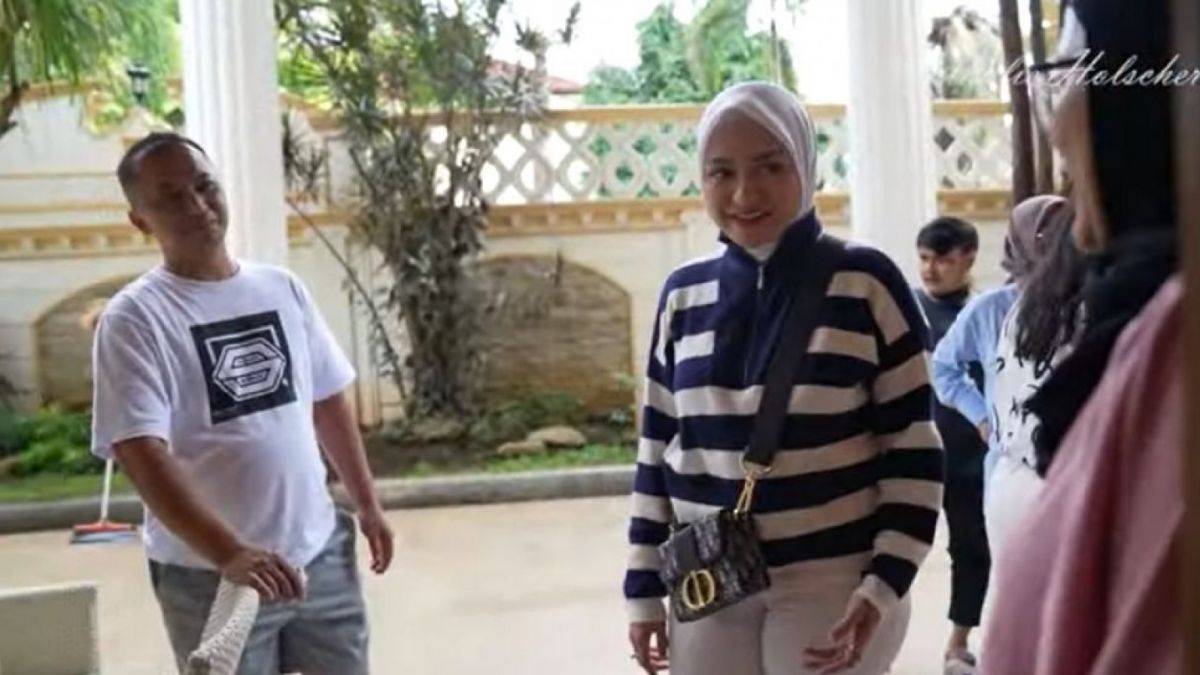Nathalie Holscher datang kembali ke rumah mantan suaminya, Sule. Dalam momen itu juga Nathalie turut menjawab soal kemungkinan rujuk dengan Sule. [Foto: YouTube/Nathalie Holscher]