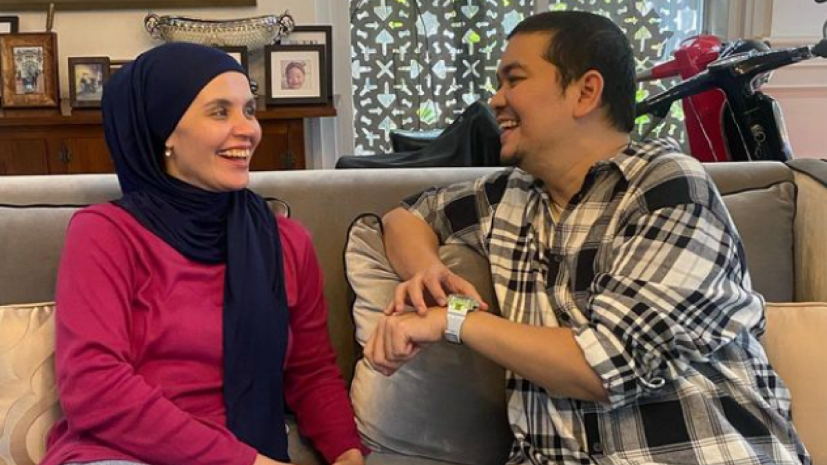 Potret kebersamaan Aldila Jelita dan Indra Bekti ketika mereka berdua bertemu kembali. Momen hangat ini terjadi meski di tengah situasi perceraian hubungan mereka. [Instagram Indy Barends]