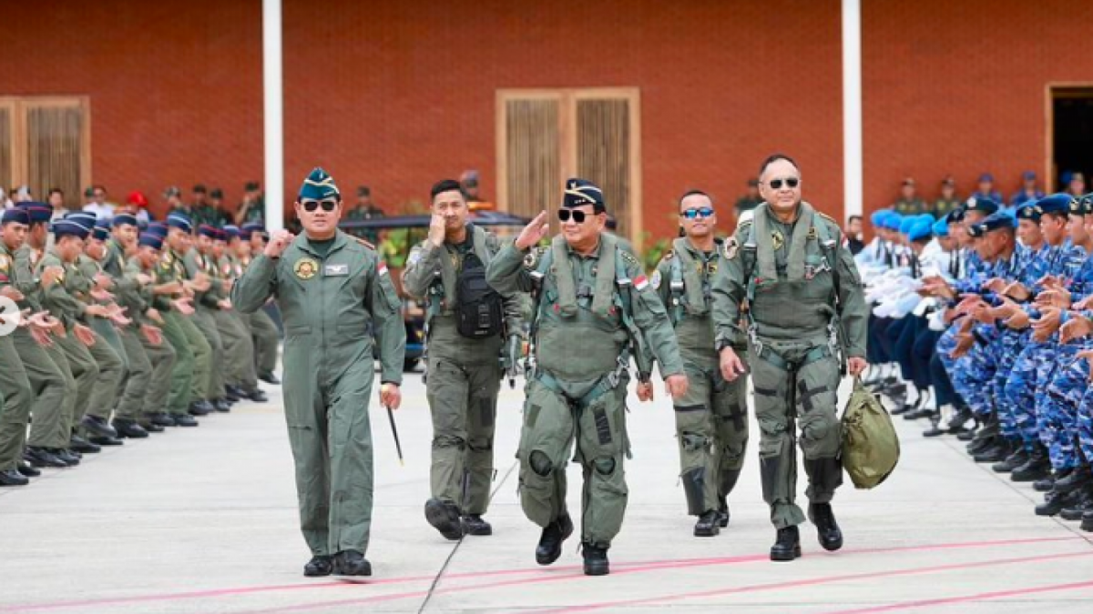 Prabowo Subianto mendapatkan wing kehormatan dari TNI AU usai dirinya menjajal jet tempur F-16 milik TNI AU. Netizen sebut sebagai macan asia. [Foto: Instagram Prabowo Subianto.]