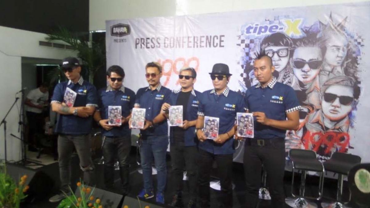 Tipe-X meluncurkan buku [Suara.com/Wahyu Tri Laksono]