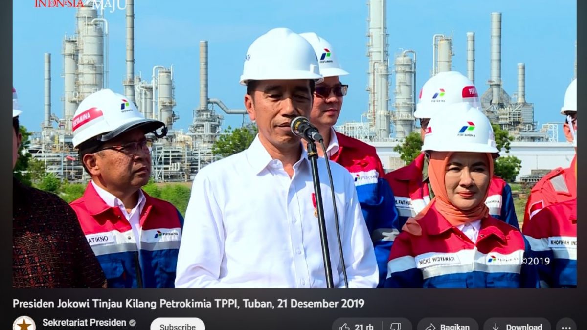 Potongan video Presiden Jokowi (tengah) meninjau salah satu kilang minyak di Tubah, 21 Desember 2019 bersama Dirut Pertamina Nicke Widyawati (kanan) dan Komisaris Utama Basuki Tjahaja Purnama alias Ahok (belakang). [Tangkapan layar YouTube Sekretariat Presiden.]