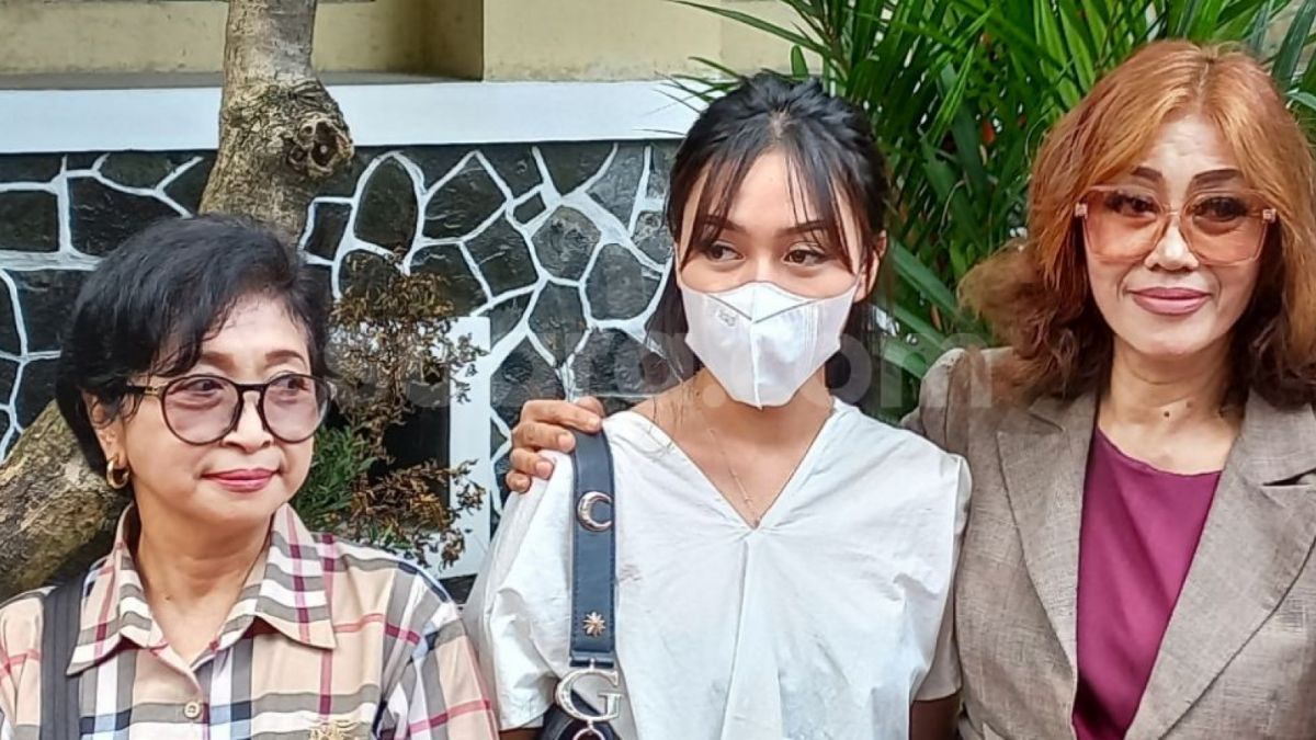 Sosok APA atau Anastasia Pretya Amanda didampingi kuasa hukumnya di Polda Metro Jaya, Kamis (16/3/2023). Ada fakta baru yang diungkapkan pihak APA terkait Mario Dandy. [Foto: Suara.com - Yasir]