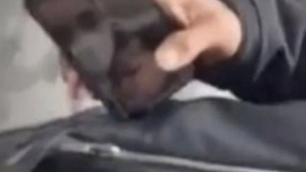 Tangkapan layar diduga Raffi Ahmad yang sedang mengoperasikan handphone-nya yang viral di media sosial. [Sumber: Twitter - @beyondblizz]