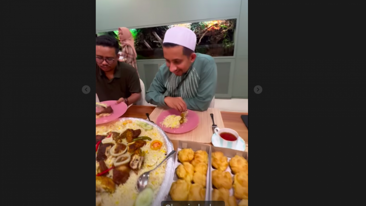 Raffi Ahmad sedang menyantap menu makan nasi kebuli bersa,a Habib Husein Ja'far, disaat namanya sedang ramai dikaitkan dengan kasus Rafael Alun Trisambodo. [Foto: Instagram Raffi Ahmad]