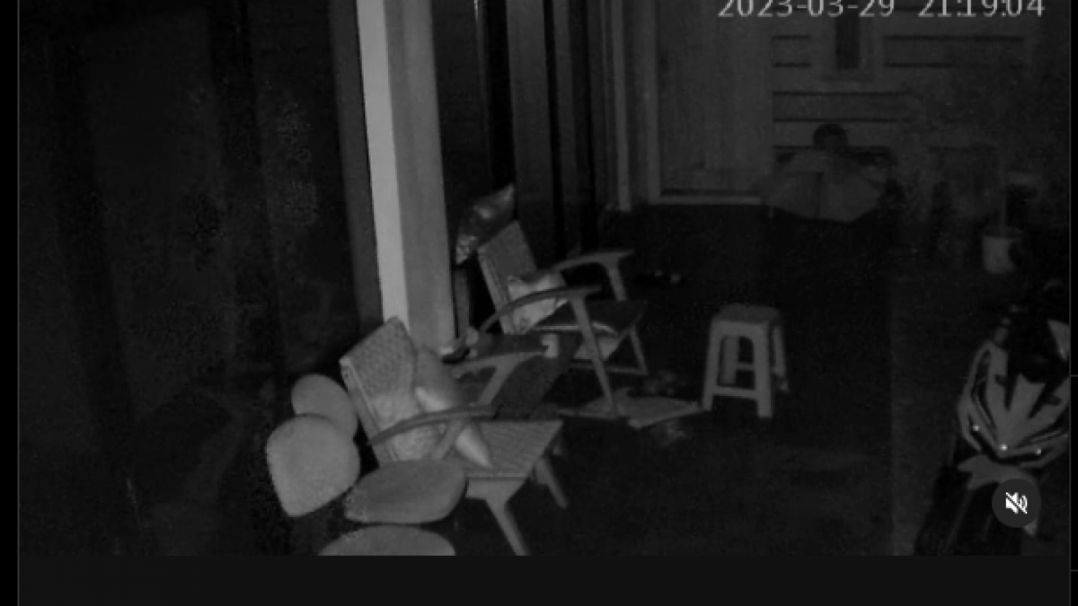 Rekaman CCTV di rumah Jessica Iskandar yang disebut merekam sosok hantu pocong di depan jendela rumahnya. [Foto: Instagram Jessica Iskandar]