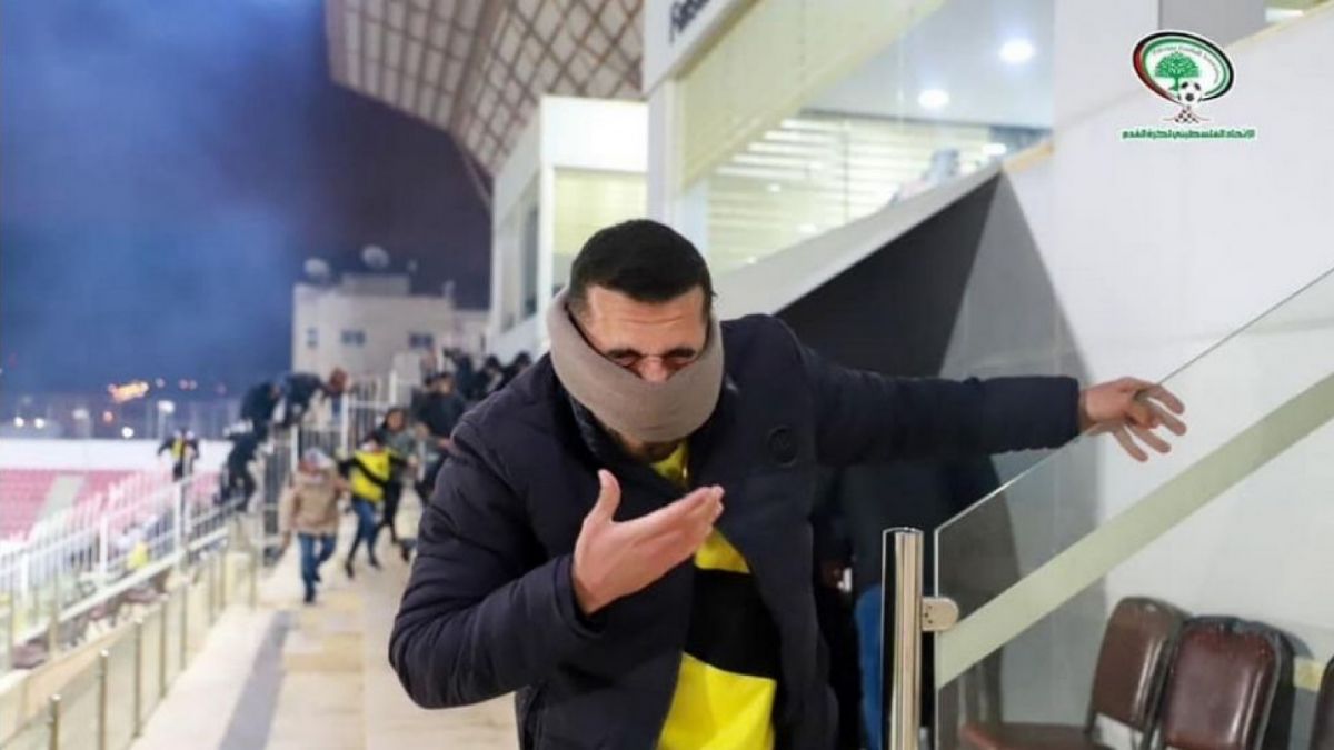 Suporter sepak bola Palestina. Seranga tentara Israel di final pertandingan sepakbola melepaskan gas air mata hingga membuat orang dewa dan anak-anak berjatuhan karena sesak. [Foto: Twitter - faktabola]