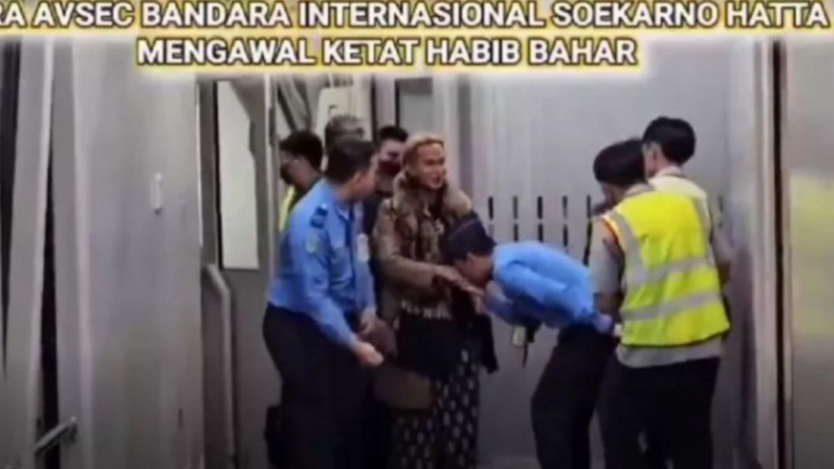 Petugas Bandara Soetta dipecat karena dianggap melakukan pelanggaran berat,  usai mengawal Habib Bahar bin Smith turun dari pesawat. [Foto: Twitter @GunRomli]