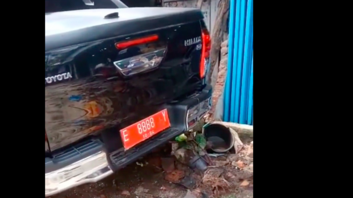 Kendaraan Dinas Bupati Kuningan yang ditumpangi oleh Ace Purnama terlibat kecelakaan lalu lintas, hingga menyebabakna kroban meninggal dunia. [Foto: Twitter]