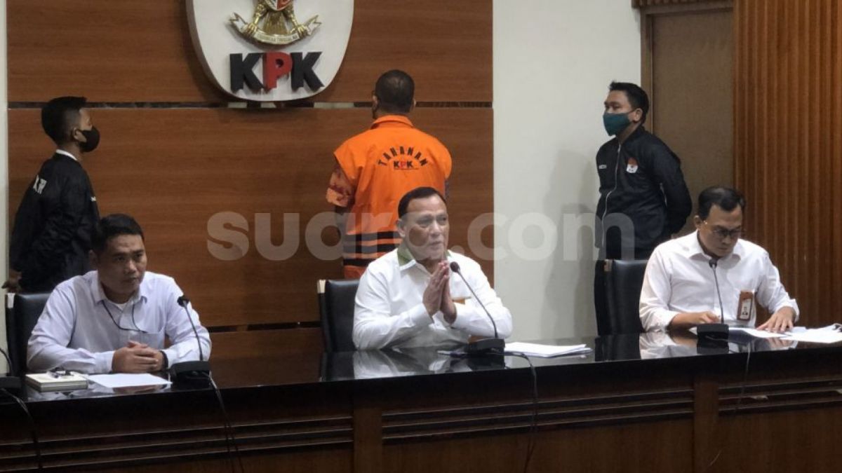KPK resmi tahan Rafael Alun Trisambodo selama 20 hari di rutan KPK. Dia ditahan dalam kasus dugaan penerimaan gratifikasi berupa uang. [`Foto: Suara.com - Dea]