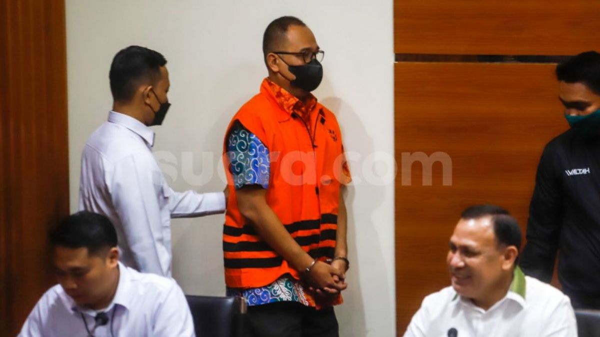 Rafael Alun Trisambodo secara resmi ditahan oleh KPK dalam kasus dugaan penerimaan gratifikasi berupa uang. KPK juga menemukan bukti awal Rafael menerima aliran uang. [Foto: Suara.com - Alfian Winanto]