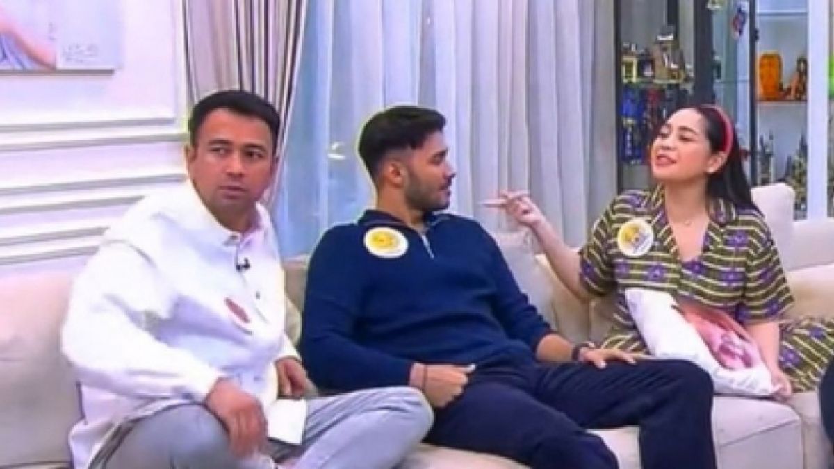 Raffi Ahmad begitu cemburu kepada Nagita Slavina yang genit kepada aktor tampan Refal Hady dalam sebuah prigram acana sahur. [Foto: Tangkapan Layat Media Sosial Youtube]