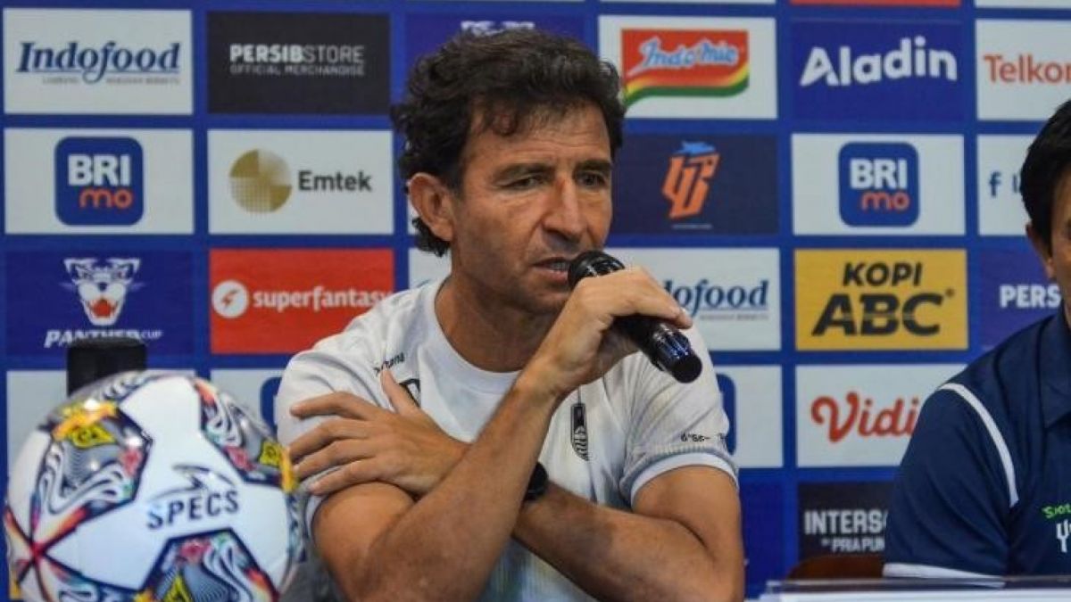 Pelatih Persib Bandung, Luis Milla mungkin saja sedang membidik beberapa pemain anyar untuk memperkuat Persib Bandung, termasuk mantan anak asuhnya di Spanyol. [bolatimes.com]