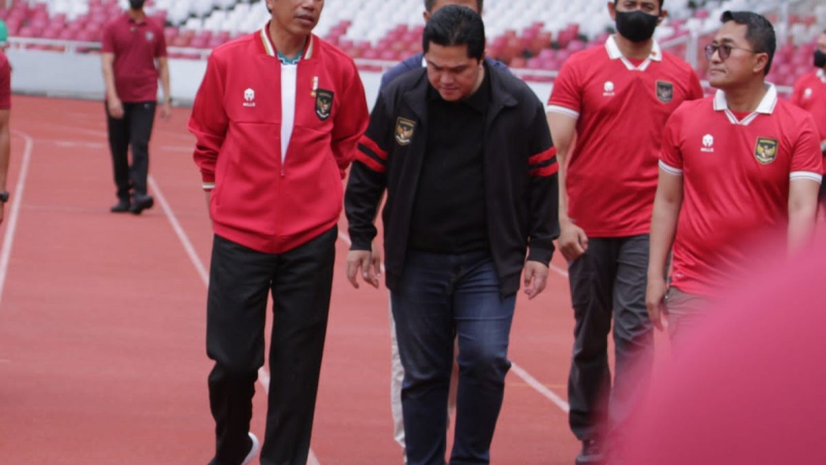Presiden Jokowi dan Ketum PSSI Erick Thohir ketika berkunjung menemui para pemain Timnas Indonesia U20, usai perhelatan Piala Dunia U20 2023 dibatalkan FIFA. [Foto: Suara.com]