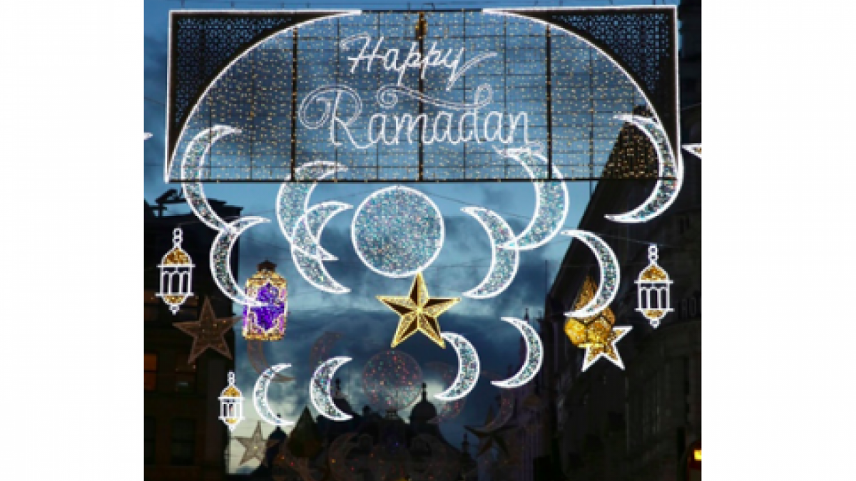 Suasana Kota London yang dihiasi cahaya remang-remang dan indah ketika perayaan Bulan Ramadan. [Foto: Twitter Sadiq Khan]