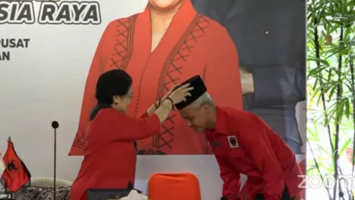 Ketua Umum PDIP Megawati Soekarnoputri memakaikan peci hitam kepada Ganjar Pranowo usai ditunjuk sebagai Capres 2024. [Foto: Tangkapan Layar Youtube]