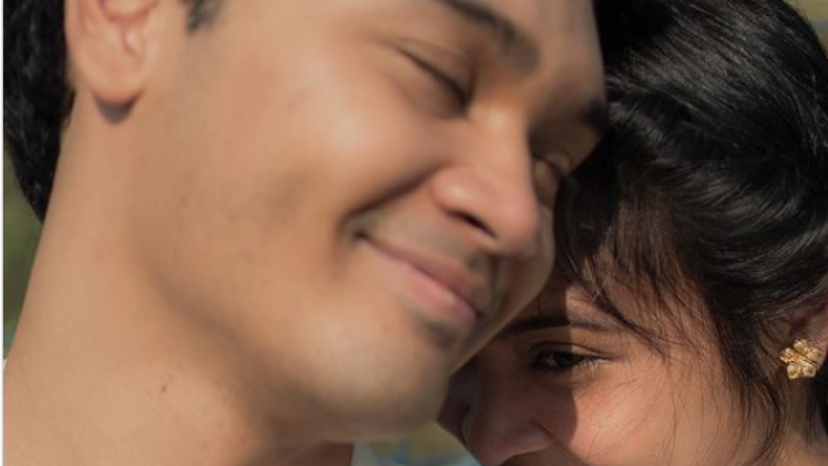 Gregoria Mariska tersenyum dan memperlihatkan cincin yang melingkar di jari manisnya, sambil memeluk Mikha Angelo [Instagram]