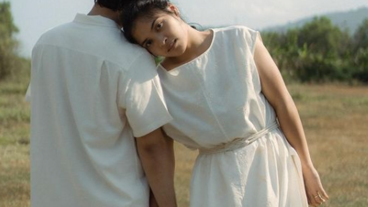 Tampak romantis Gregoria menyenderkan kepalanya dibahu Mikha, tangan keduanya saling bertaut. [Instagram]