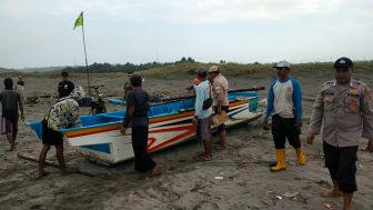 Perahu Nelayan Pecah Di Pantai Ciujung Cianjur, 2 Nelayan Masih Dicari Tim SAR Gabungan