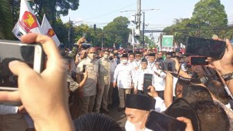 Dikawal Ratusan Massa, Prabowo dan Cak Imin Saat Datang ke Kantor KPU Daftar Pemilu 2024