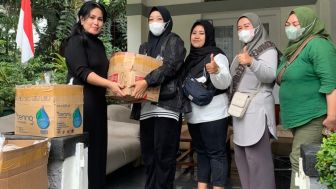 Forum Perempuan Bandung Bersatu Salurkan Bantuan bagi Para Korban Kebakaran di Ciumbuleuit Kota Bandung