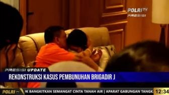 Pelukan Hangat Ferdy ke Putri Setelah Jadi Tersangka, Bertemu Lagi di Rekonstruksi Kasus Brigadir J