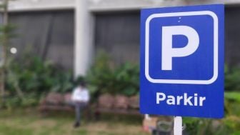 Parkir di Indomart Kemang, Pengguna Mobil Keluhkan Parkir Rp15 ribu.