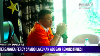 Saat Ferdy Sambo Tampil Berbaju Tahanan Tampak Santai Duduk di Kursi