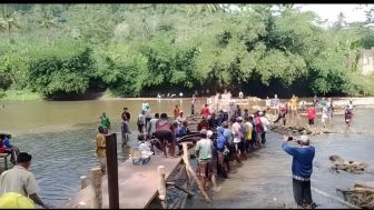 Belum Ada Kejelasan dari Pemkab Cianjur, Warga Kampung Gotong Royong Bikin Jembatan Darurat