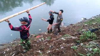 Penemuan Jasad Pria Bertato Mengambang di Aliran Sungai Citarum Kabupaten Bandung, Bagian Leher Ada Lilitan Kawat