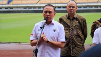 Publik Soroti Wajah Ketum PSSI dan Menpora Muncul di Adboard Stadion GBLA, Politik Tunggangi Timnas Bikin Malu