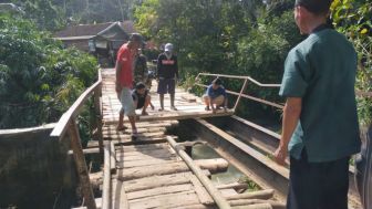 Warga Kampung di Cianjur Ini Perbaiki Sendiri Jembatan yang Rusak Akibat Diterjang Banjir