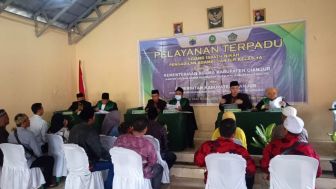 Ramainya Ratusan Warga Desa Sukamulya di Cianjur Ketika Mengikuti Sidang Isbath Nikah