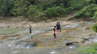 Warga di Cianjur Terpaksa Menantang Maut Lintasi Sungai Tiap Hari Akibat Tak Ada Lagi Akses Penghubung