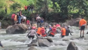 Warga di Bandung Sisir Sungai Cipajulang Cari Kakek Berusia Ratusan Tahun