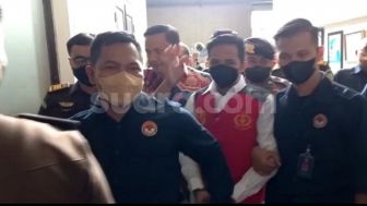 Pengacara Bharada E Minta Ferdy Sambo Dihadirkan di Ruang Sidang, Muluskan Strategi Khusus