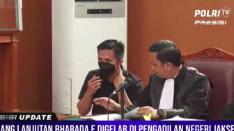 Momen Haru Pertemuan Pertama Bharada E dan Orang Tua Brigadir J, Ulurkan Tangan dan Sungkem di Ruang Sidang