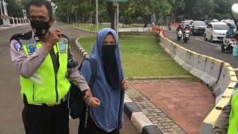 Viral Wanita Bawa Senjata Api Dekat Istana Negara, Warga Net : Tangannya kayak laki-laki