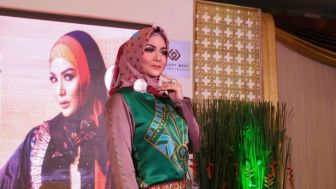 Foto Raul Lemos Cium Kening Krisdayanti, Netizen Soroti Tangan Sang Diva