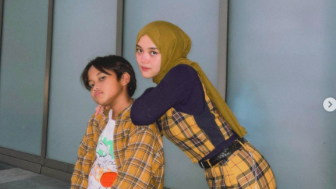 Posting Foto Bersama Adiknya, Putri Delina Disebut Jealous Sama Mantan Mama