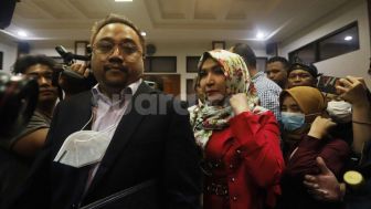 Aneh, Suaminya Senang Menari Telanjang di Depan Foto Almarhumah Ibu Roro Fitria