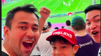 Raffi Ahmad Ajak Rafatar Nonton Piala Dunia 2022 Inggris vs Iran, Tepok Jidat 2 Benda Mahal Ditahan