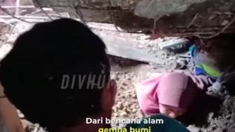 Bejibaku Polisi Selamatkan Nyawa Nenek yang Terkubur Setengah Badan di Balik Runtuhan Bangunan Gempa Cianjur