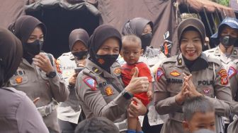 Polwan Polda Jabar dan Polres Cianjur Hibur Anak-anak di Pengungsian Gempa Cianjur Kembalikan Rasa Percaya Diri