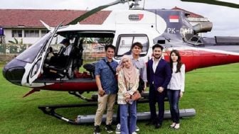 Lesti Kejora dan Rizky Billar Naik Helikopter ke Lokasi Gempa Cianjur, Disambut Bupati hingga Warga