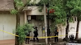 Pasca Ledakan Bom Polsek Astanaanyar Densus 88 Geledah Rumah Amankan Terduga Teroris