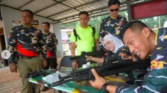 Jelang Perceraian, Bupati Purwakarta Berlatih Menembak dengan Brimob