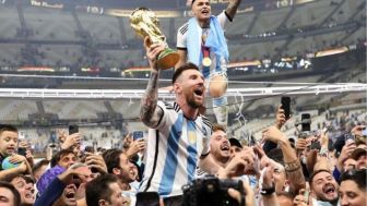 Angkat Piala Juara Dunia Lionel Messi Lanjut Terus Main Sama Timnas, Pelatih: Terserah