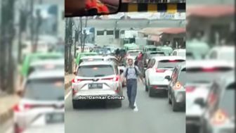 Melihat Aksi Heroik Alfin, Pelajar Asal Bogor Bantu Mobil Damkar Terjebak Macet